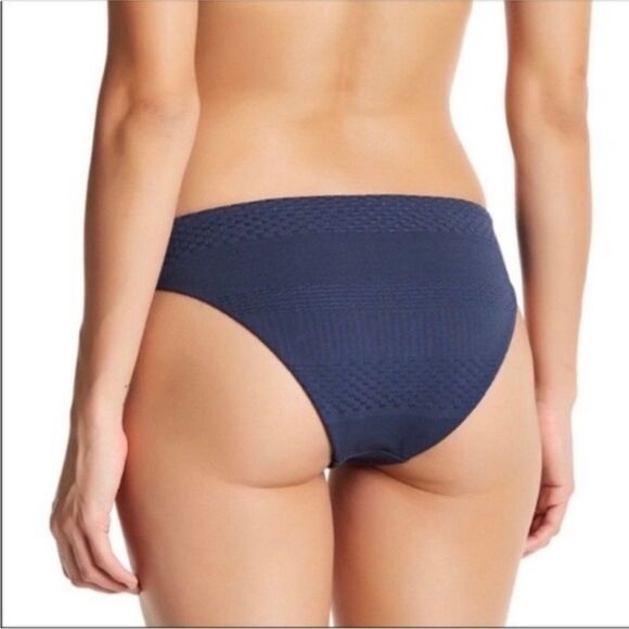 Tavik Jett and Ali Textured Set Swimsuit Size Large - Picture 3 of 10